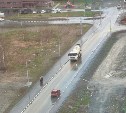 Южносахалинец "поймал" спецтехнику, которая превратила дорогу в грязевое месиво
