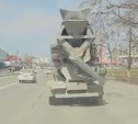 Бетономешалка вылила бетон на улицу в Южно-Сахалинске 