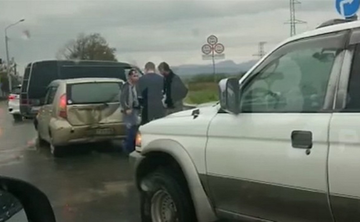 "Паровозик" из четырех авто затрудняет движение на перекрестке в Южно-Сахалинске