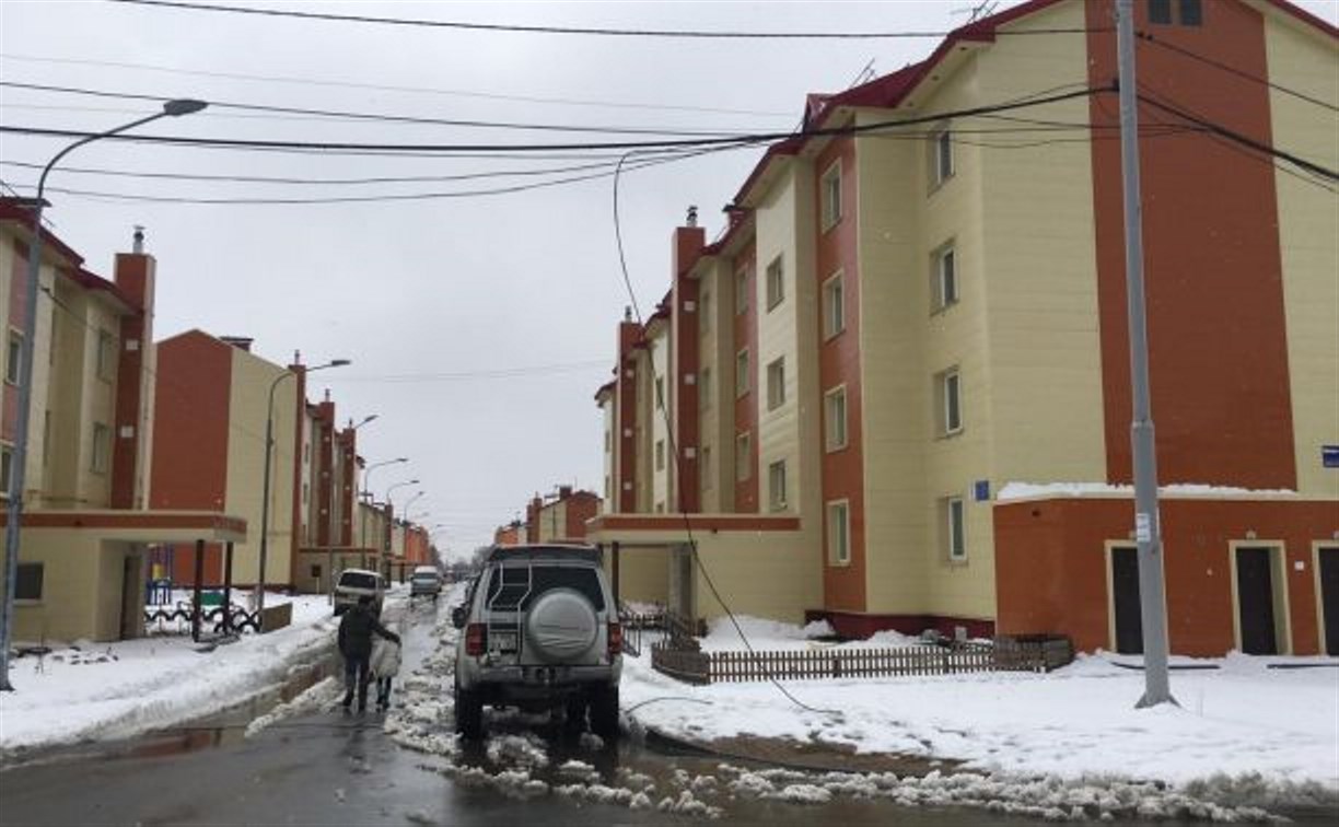 В Корсакове столб рискует упасть на головы, в Южно-Сахалинске мешают ходить провода
