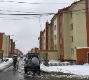 В Корсакове столб рискует упасть на головы, в Южно-Сахалинске мешают ходить провода