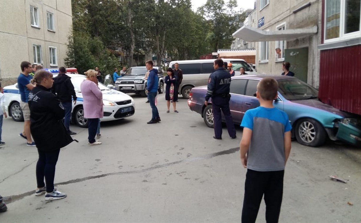 Пьяный водитель на угнанном автомобиле врезался в балкон дома в Южно-Сахалинске
