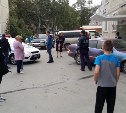 Пьяный водитель на угнанном автомобиле врезался в балкон дома в Южно-Сахалинске