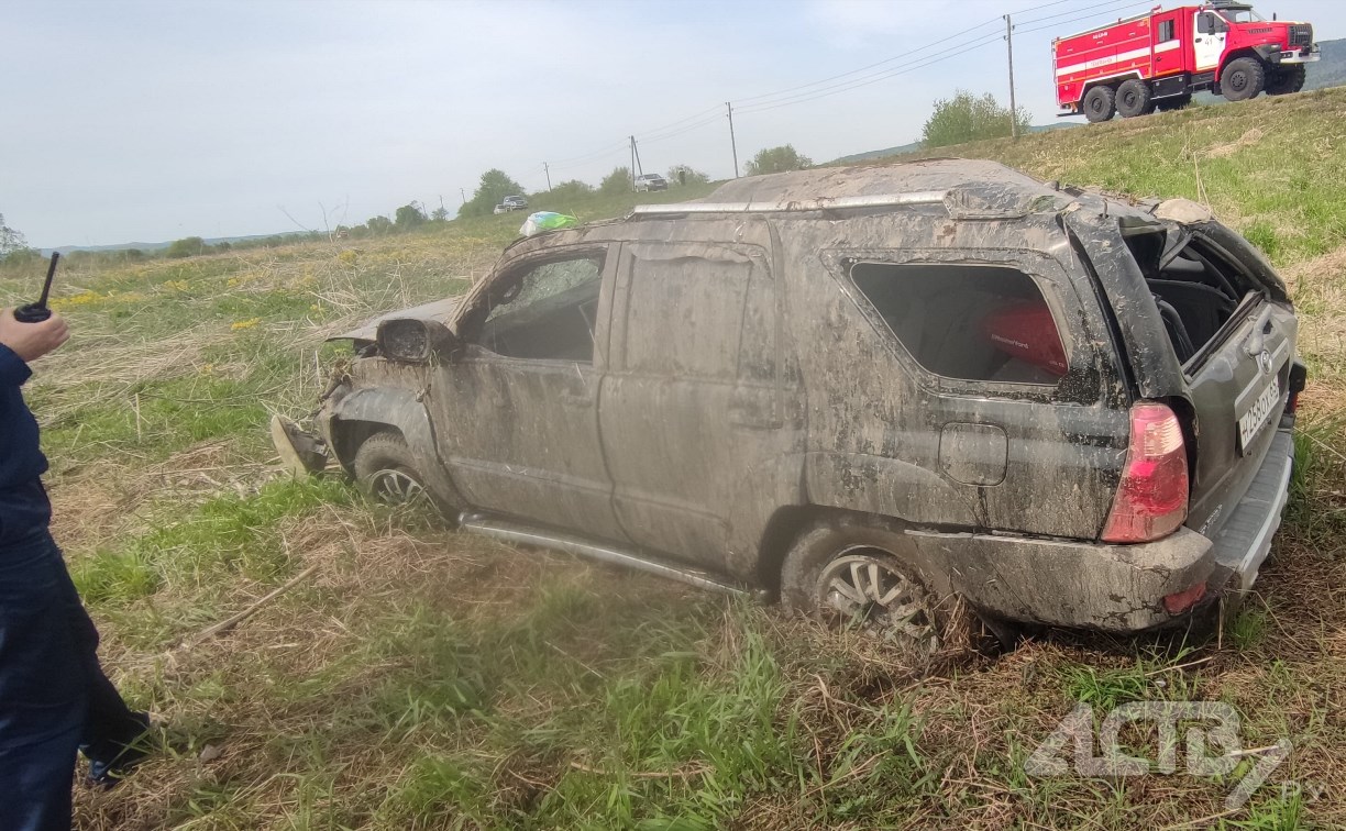 "Два человека пострадали": на Сахалине при обгоне "Сурф" столкнулся с "Хорьком" и  вылетел с дороги  