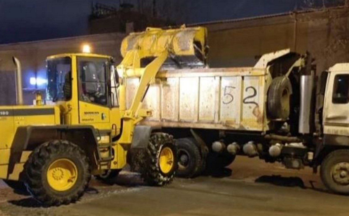 Южно-Сахалинск борется со снегом и гололедицей в круглосуточном режиме