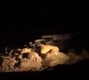 Минитрактор раскидал картошку по дороге у Анивы