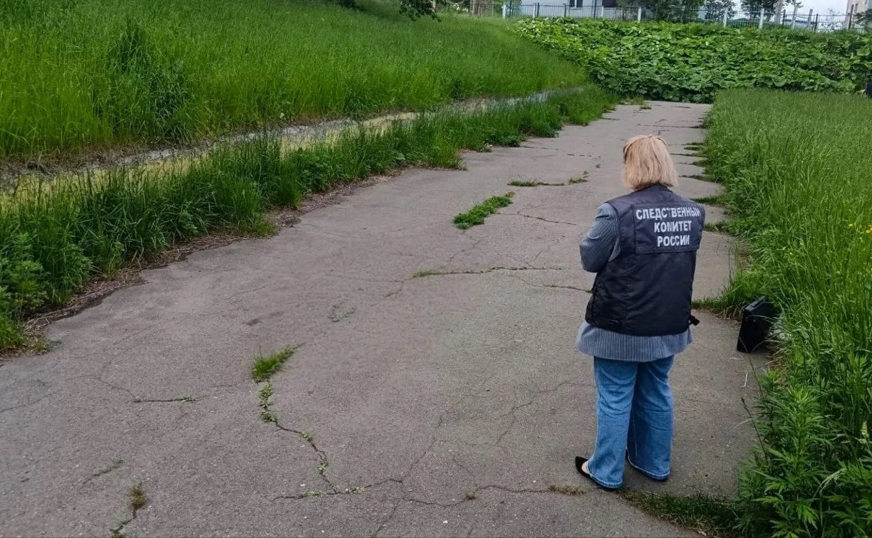 Мертвого мужчину нашли на стадионе в Холмске 