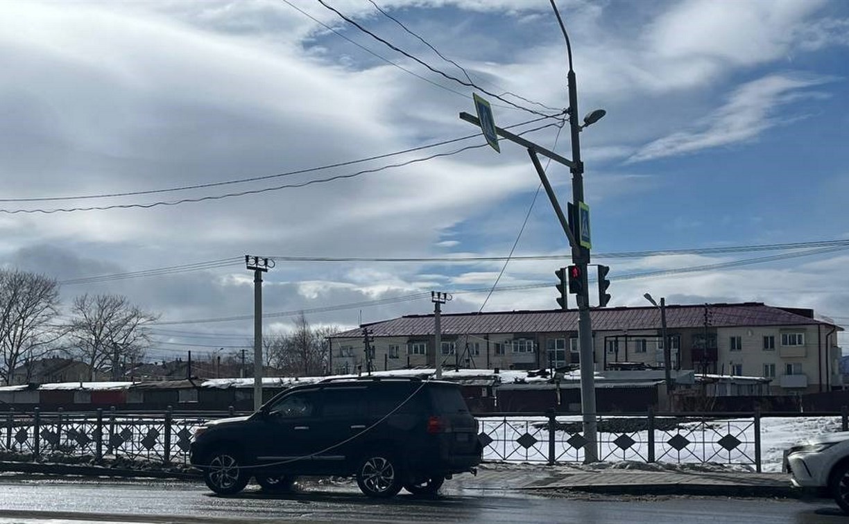 Провисший провод в Южно-Сахалинске повредил кузов автомобиля