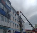 В Александровске-Сахалинском демонтируют поврежденную огнём крышу жилого дома