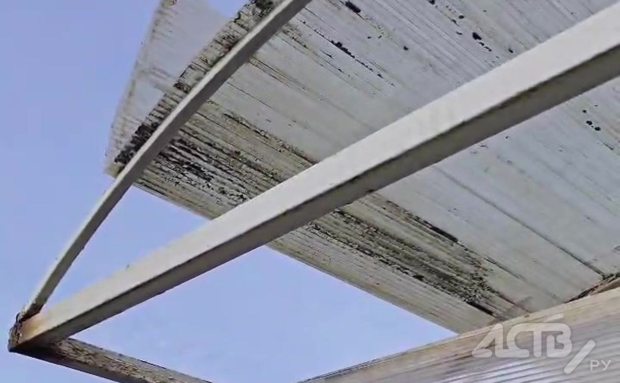 Крыша автобусного павильона "поехала" на выезде из Южно-Сахалинска