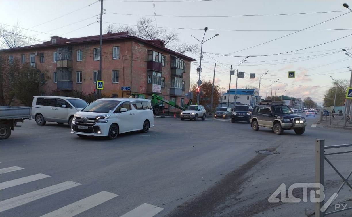 Очевидцев столкновения микроавтобуса и грузовичка ищут в Южно-Сахалинске -  Новости Сахалинской области. Происшествия - astv.ru