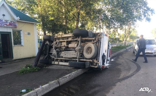 Внедорожник врезался в опору освещения и опрокинулся в Поронайске