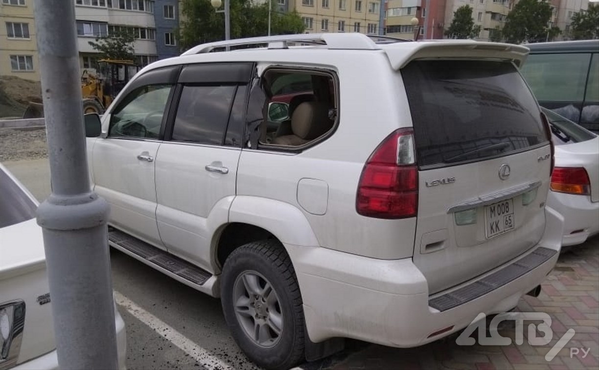 Взорвалось колесо у погрузчика в Южно-Сахалинске: пострадали пешеход, две машины и витрина кафе