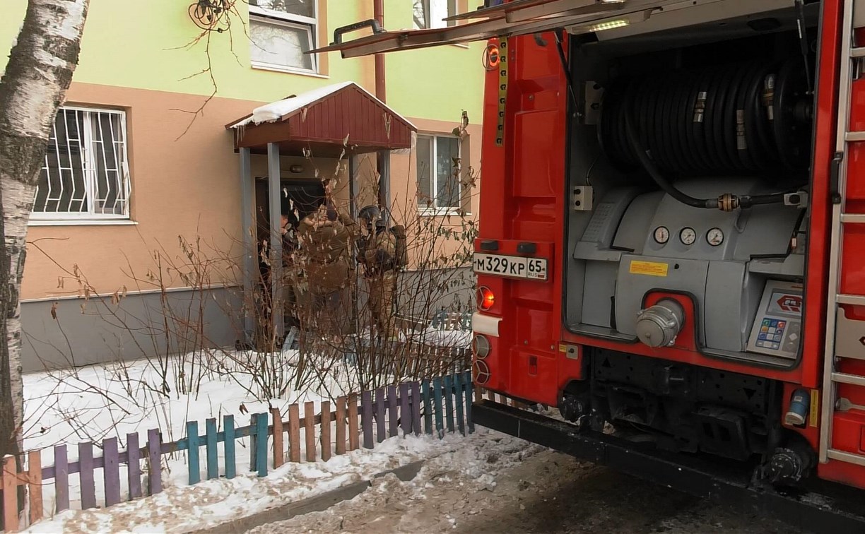 Замыкание силового кабеля стало причиной возгорания в жилом доме в Южно-Сахалинске