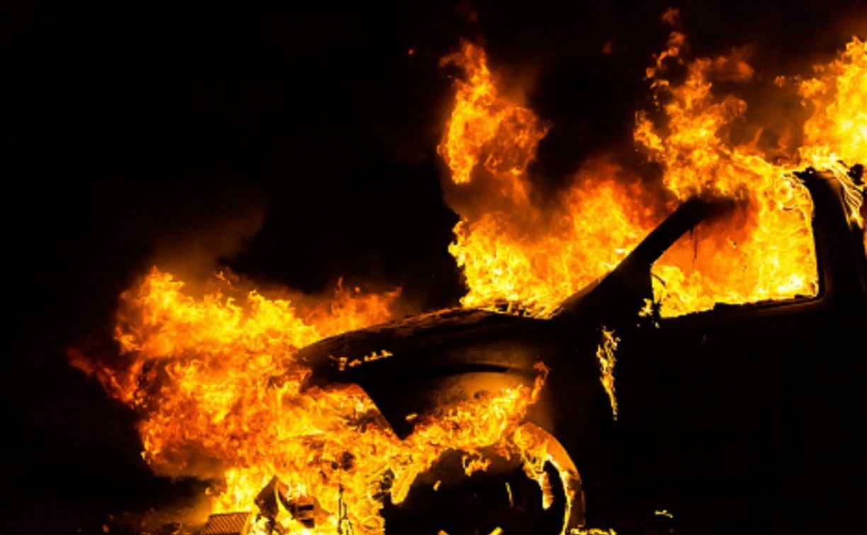 В районе дач в Южно-Сахалинске открытым пламенем загорелся автомобиль