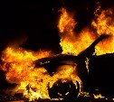 В районе дач в Южно-Сахалинске открытым пламенем загорелся автомобиль