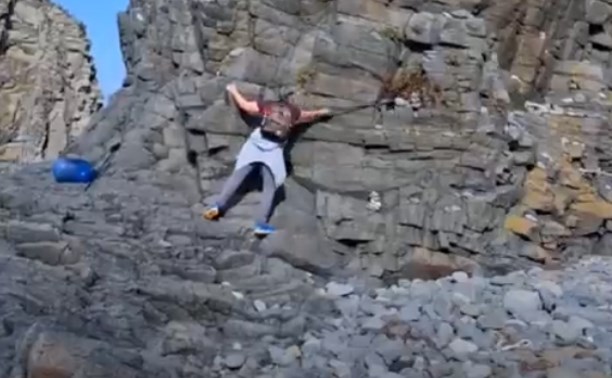 Островитяне обсуждают "стряхивание" каменных пирамидок с кекура на Кунашире: мнения разделились