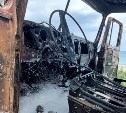 Очаг находился в кабине: как тушили автокран на сахалинской трассе