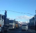 Нависший над дорогой электропровод спровоцировал пробку в пригороде Южно-Сахалинска