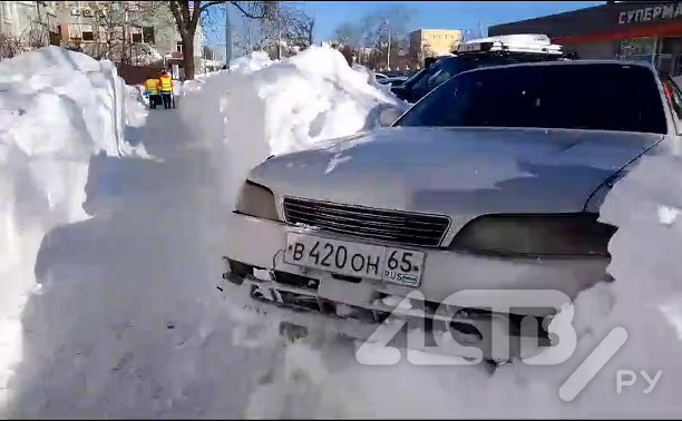 "Пробил" сугроб и повис: автомобилист показал чудеса парковки в Южно-Сахалинске