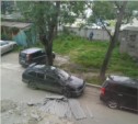 Шифер упал с крыши и повредил два автомобиля в Южно-Сахалинске (ФОТО)
