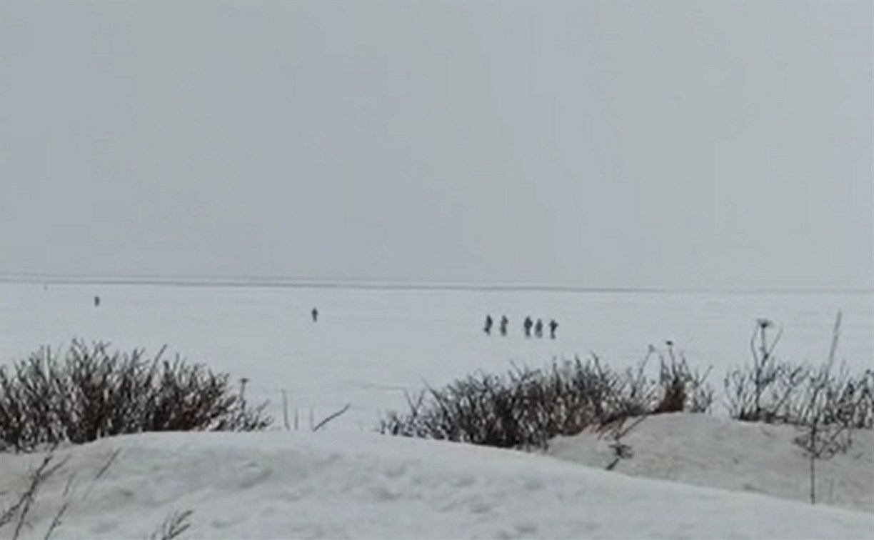 В Охотском спасатели отправились на выручку сахалинцу, которого уносит на льдине
