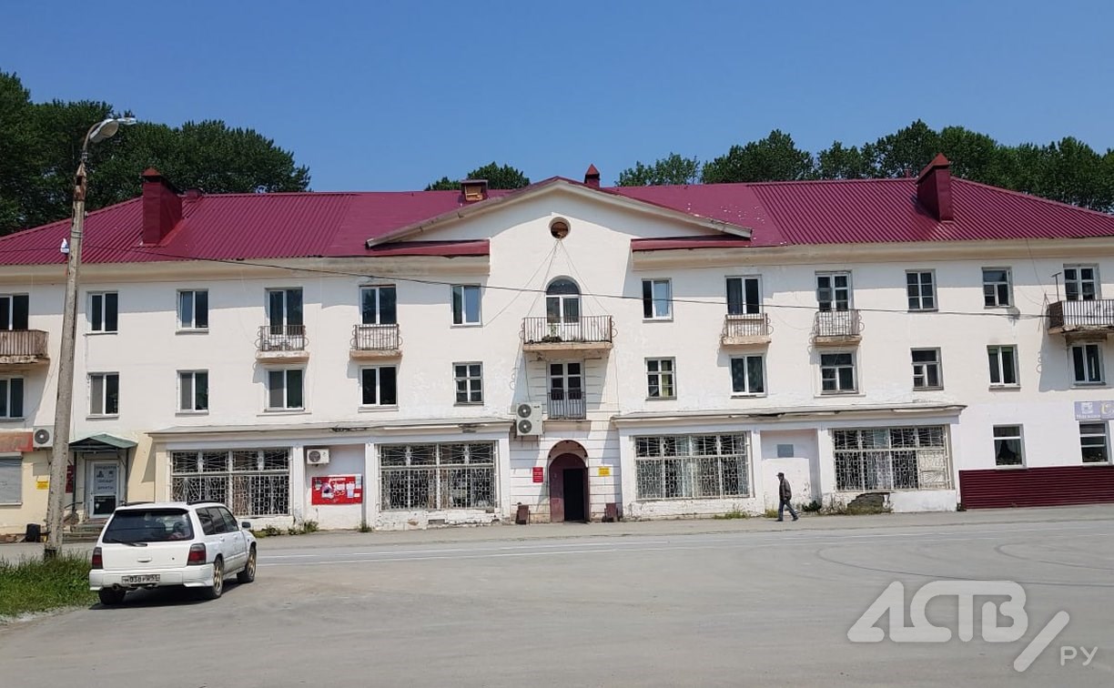 Жители Синегорска попросили мэрию сохранить первую в селе трёхэтажку