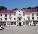 Жители Синегорска попросили мэрию сохранить первую в селе трёхэтажку
