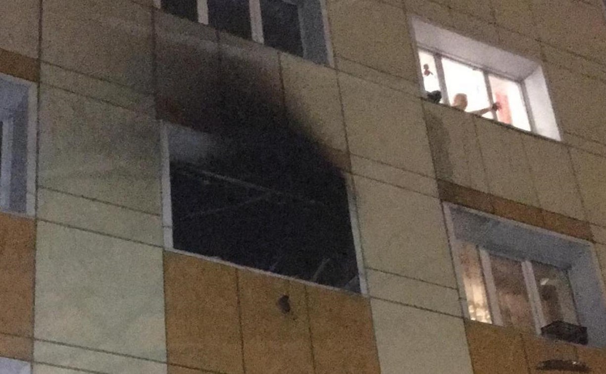Жители пятиэтажки в Корсакове не могли покинуть квартиры из-за дыма и огня