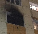 Жители пятиэтажки в Корсакове не могли покинуть квартиры из-за дыма и огня