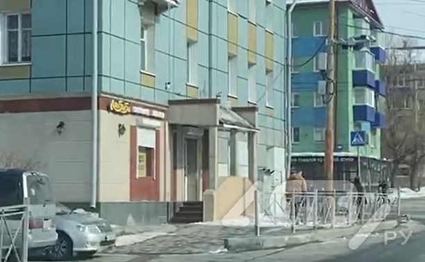 Зимняя рулетка: в Южно-Сахалинске лёд с крыши сбрасывали прямо на головы пешеходов