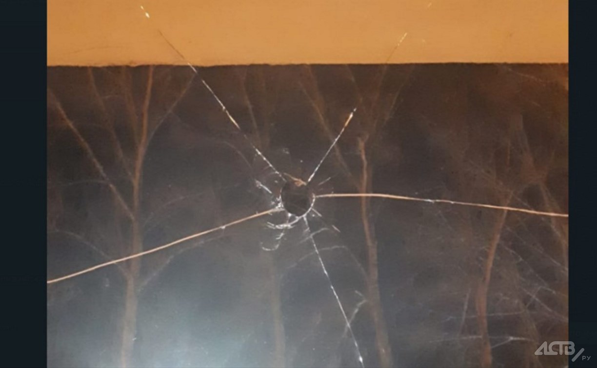 Сахалинке неизвестные прострелили окно