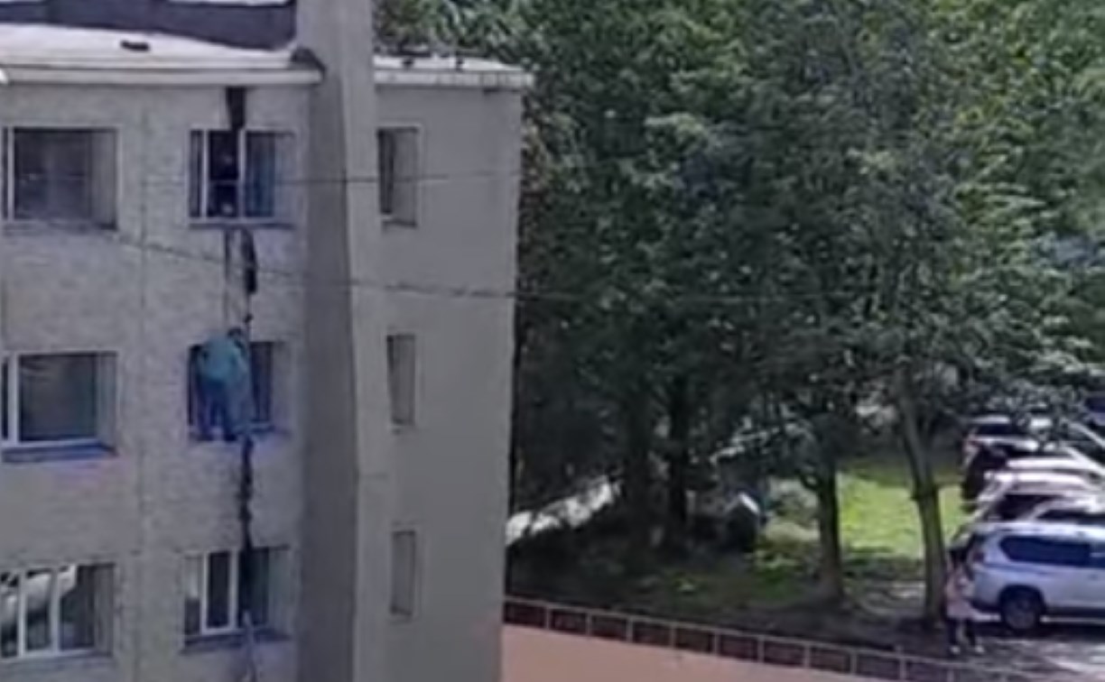 Житель Камчатки решил спуститься с четвёртого этажа по веревке из связанных вещей
