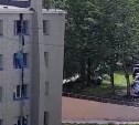 Житель Камчатки решил спуститься с четвёртого этажа по веревке из связанных вещей