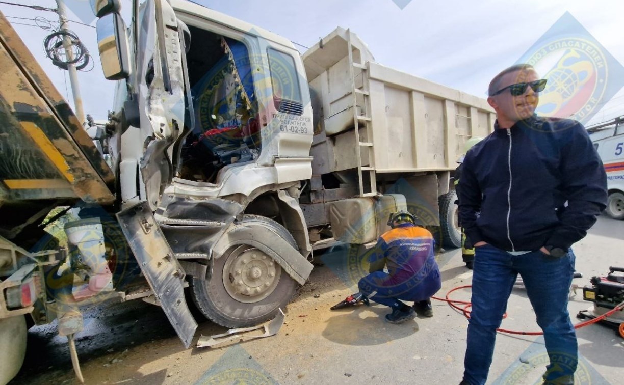 В ДТП с грузовиками на Холмском шоссе в Южно-Сахалинске зажало человека