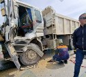 В ДТП с грузовиками на Холмском шоссе в Южно-Сахалинске зажало человека