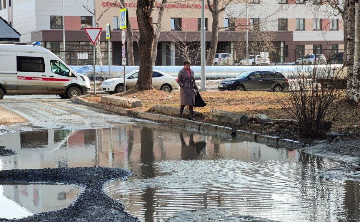 Вечную лужу напротив станции скорой помощи в Южно-Сахалинске обещают ликвидировать