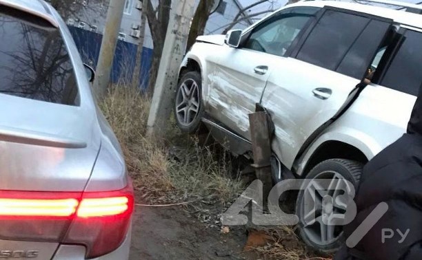В Южно-Сахалинске Mercedes вылетел с дороги и врезался в столб