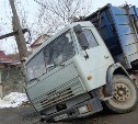 Мусоровоз провалился колесом под землю на перекрестке Пионерской и Комсомольской