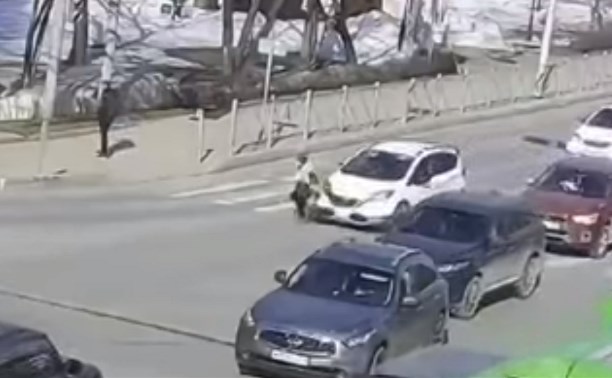 Подросток в Южно-Сахалинске буквально пролетел перед автомобилем, чуть не угодив под колёса
