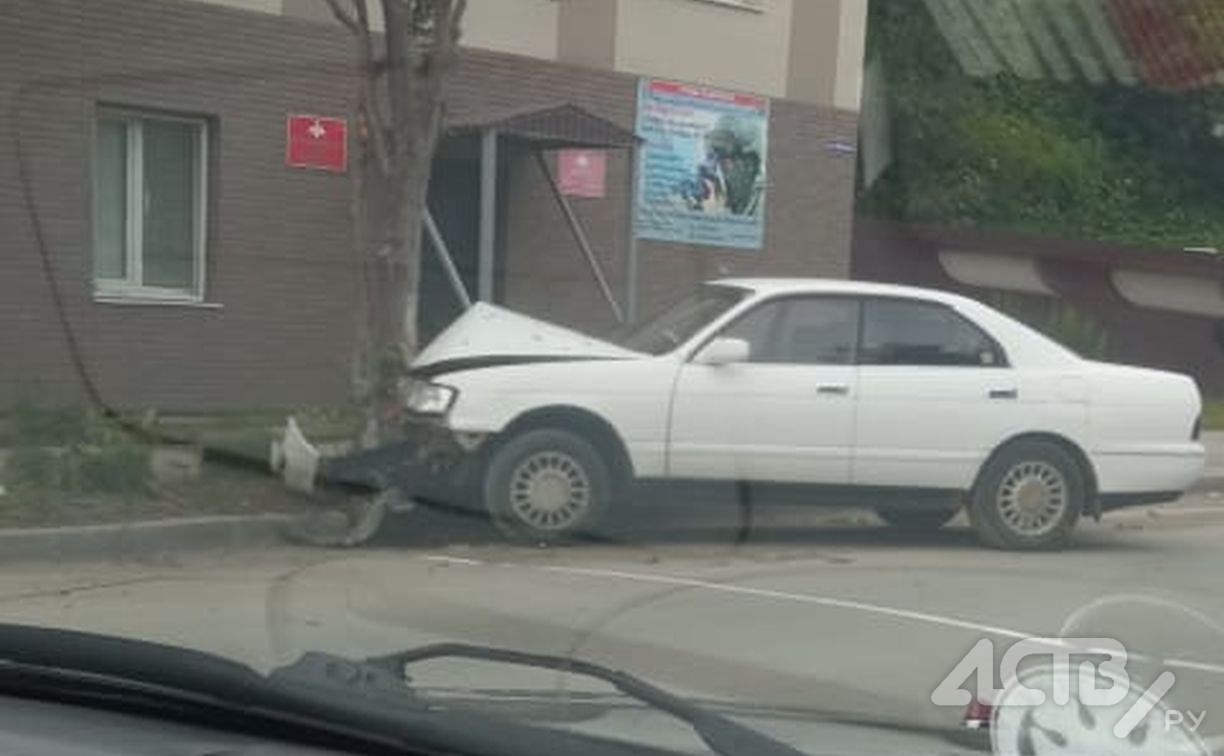 Автомобилист разбил Toyota Crown возле военкомата в Корсакове
