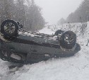 Два автомобиля легли на крышу на трассе Ноглики - Тымовское 