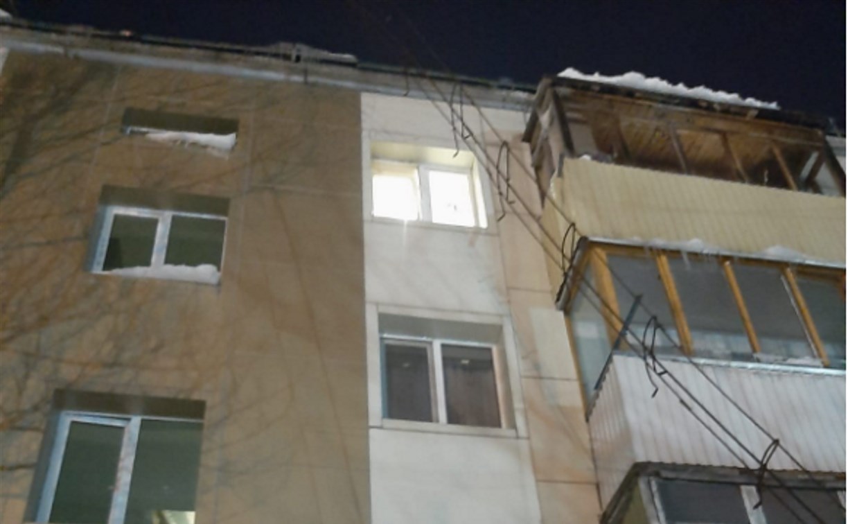 С крыши дома в Южно-Сахалинске свисает металлическое ограждение, которое вот-вот свалится жителям на голову