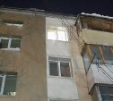 С крыши дома в Южно-Сахалинске свисает металлическое ограждение, которое вот-вот свалится жителям на голову