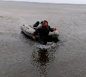 Двух подростков на пенопласте унесло в море у берегов Сахалина