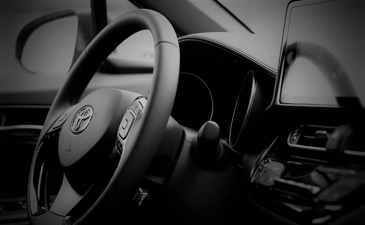 Неизвестный водитель врезался в Toyota Raize в Южно-Сахалинске