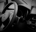 Неизвестный водитель врезался в Toyota Raize в Южно-Сахалинске