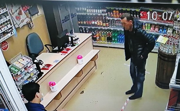 Подозреваемого в краже денег с чужой банковской карты ищут в Южно-Сахалинске
