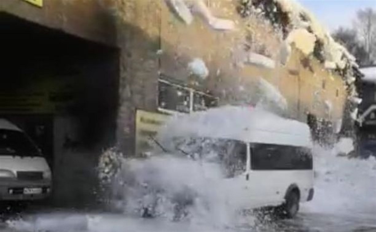 Микроавтобус в Южно-Сахалинске оказался погребён под снегом, который сошёл с крыши