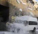 Микроавтобус в Южно-Сахалинске оказался погребён под снегом, который сошёл с крыши